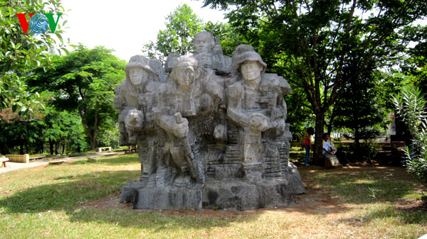 Trong khu Nghĩa trang còn có những cụm tượng bằng đá ghép khắc tạc sống động vóc dáng huyền thoại hào hùng của chiến sĩ Trường Sơn