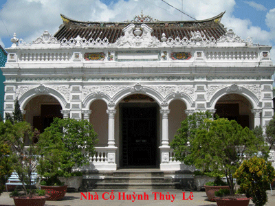 Nhà Cổ Huỳnh Thủy Lê, nằm tại số 255A, đường Nguyễn Huệ, Phường 2, thị xã Sa Đéc, T. Đồng Tháp. 