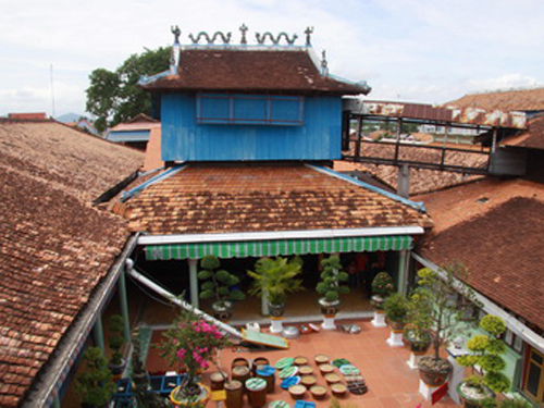 Nhà Lớn Long Sơn hay đền Ông Trần là một quần thể kiến trúc nghệ thuật theo lối cổ