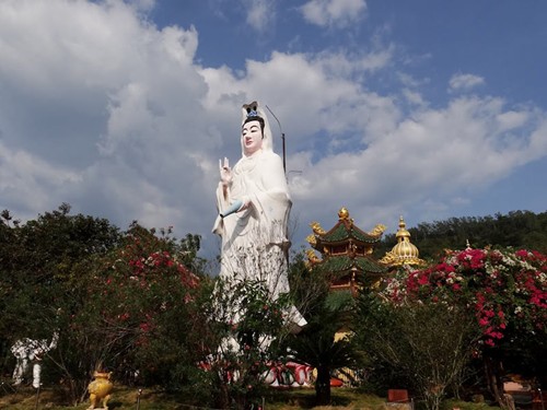 Tượng Phật trong vườn chùa