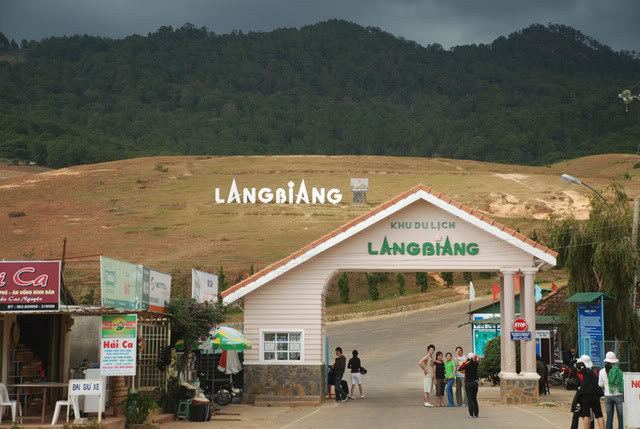 Chiếc cổng chào đón du khách đến tham quan núi Lang Bian
