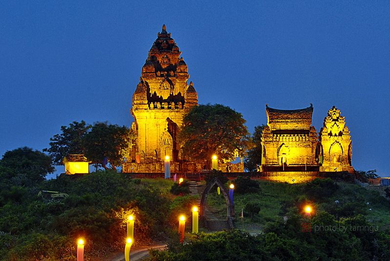 Tháp Po Klong Garai là tên gọi chung cho một cụm tháp Chàm hùng vĩ và đẹp nhất còn lại ở Việt Nam