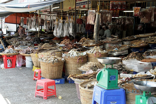 Một góc gian hàng đồ khô tại chợ trung tâm Rạch Giá