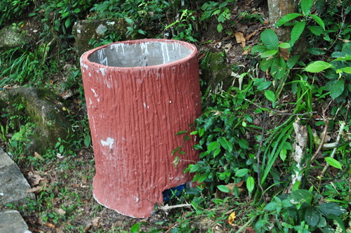 Những thùng rác góp phần bảo vệ cảnh quan môi trường rừng Khe Rỗ
