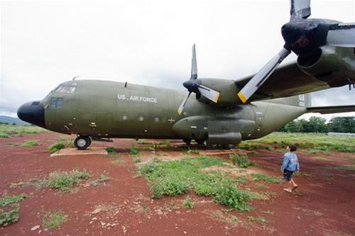 Chiếc máy bay vận tải hạng nặng C130 của quân đội Mỹ tham chiến năm 1972 được trưng bày trên bãi cỏ sân bay Tà Cơn - Ảnh: Tiến Thành