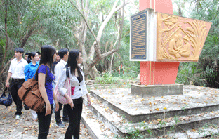 Khu di tích căn cứ cách mạng của Thị ủy Bạc Liêu nằm trong Vườn chim Bạc Liêu