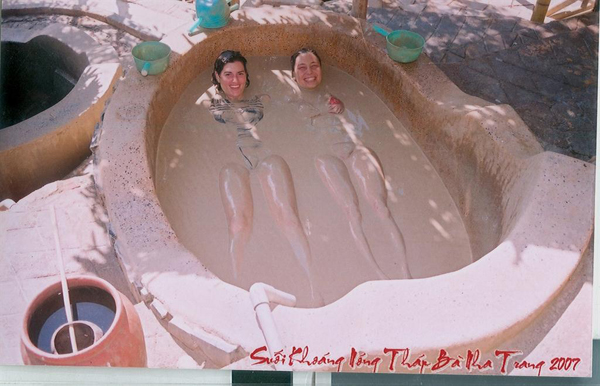 Du khách tắm bùn tại khu du lịch suối khoáng nóng Tháp Bà