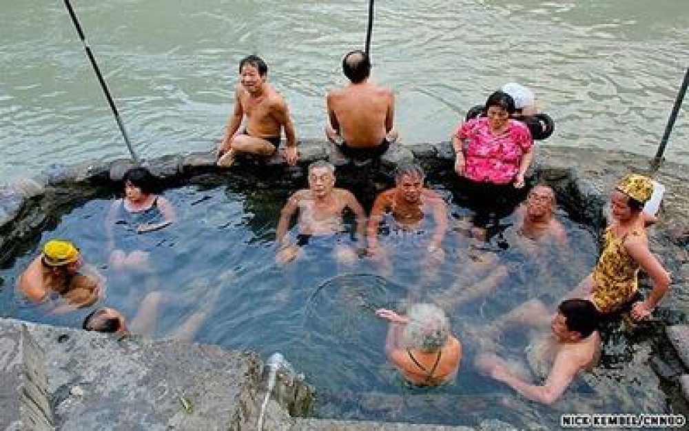 Suối khoáng Hội Vân đã và đang là điểm du lịch thu hút ngày càng đông du khách ...