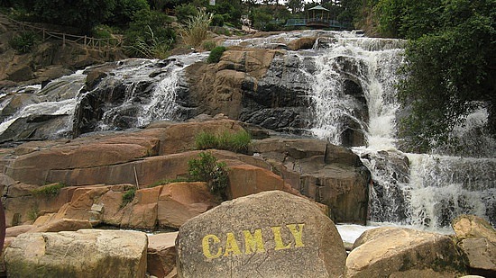 Những Tảng đá to nhẵn bóng có khắc tên "Cam Ly " thật ấn tượng
