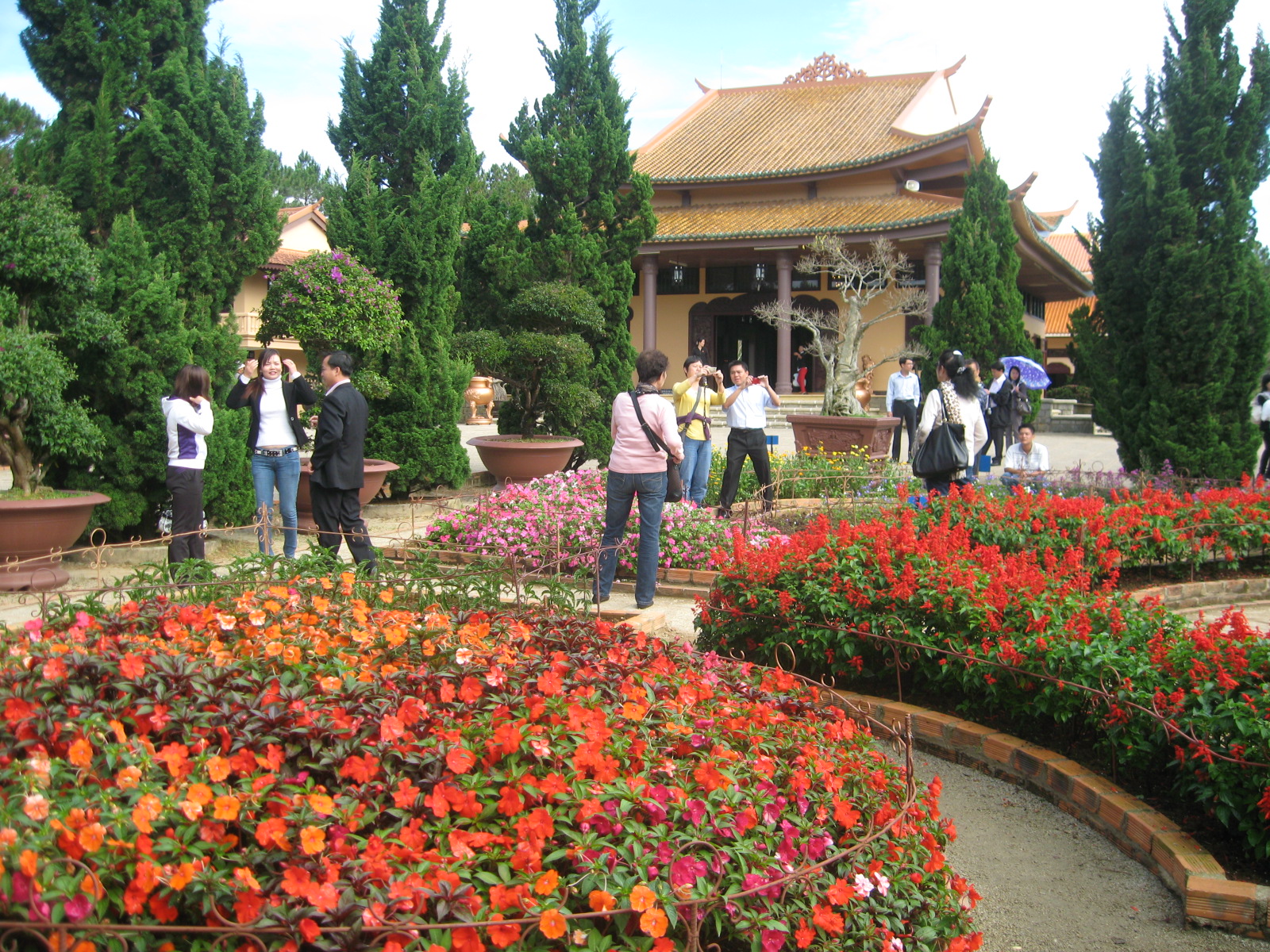 Du khách  đi tham quan xung quanh Thiền Viện