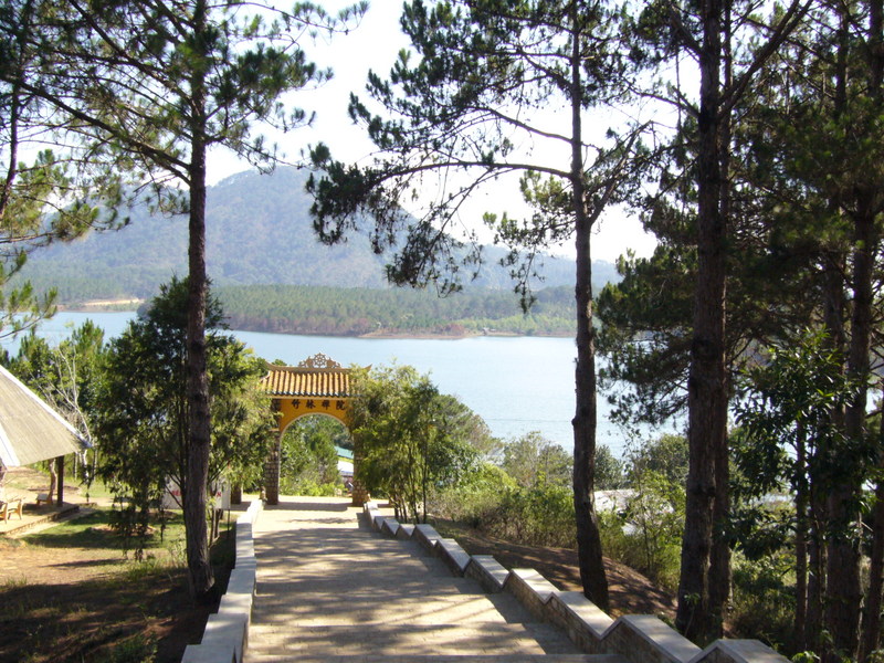 Hồ Tuyền Lâm ngay dưới chân Thiền viện