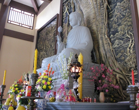 Tượng Phật bằng đá sa thạch trong Đại Hùng Bửu điện 