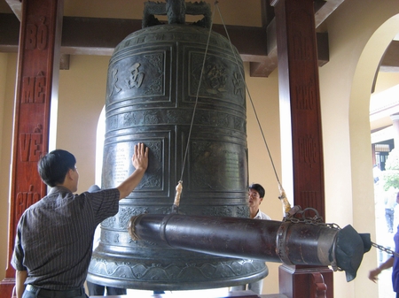 Chuông đồng (Đại Hồng Chung) nặng 2 tấn