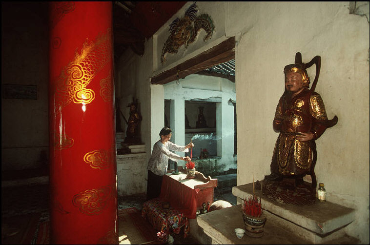 Bên trong chùa Vạn Linh Khánh ở Trà Cổ, 1995