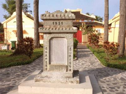 ​Bia số 1 trước Đại Thành điện – Ảnh: Dương Thu (baoanhdatmui.vn)