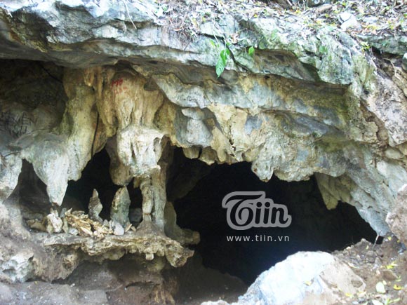 ​Hang Thổ Thân, một trong khoảng 100 hang động ở Xuân Sơn gần như còn giữ được vẻ hoang sơ