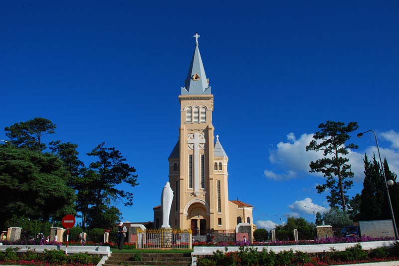 Nhà thờ chính tòa Đà Lạt - Điểm du lịch Đà Lạt hấp dẫn.