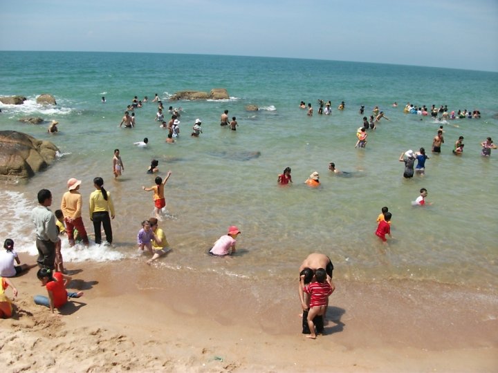 Bãi biển thoai thoải, nước nông nên an toàn cho trẻ con tắm biển.