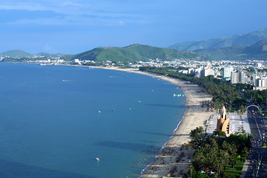 Bãi biển Nha trang trải dài dọc theo đường Trần Phú