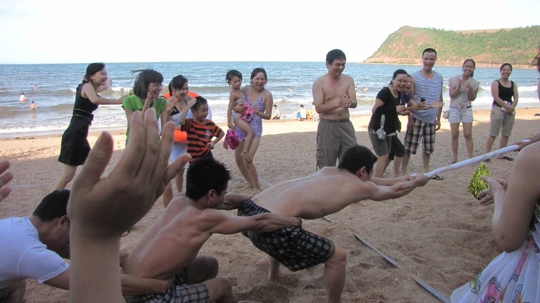 Tham gia các hoạt động tập thể trên bãi biển