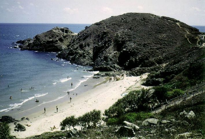 Bãi biển được bao quanh bởi các núi đá lớn