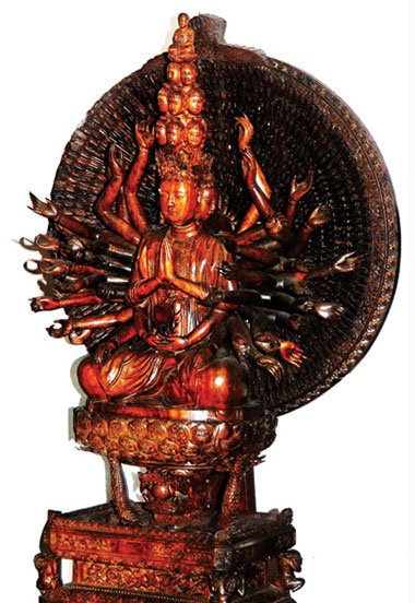 Tượng Quan Âm ngàn mắt ngàn tay sao chép từ tượng nguyên bản ở chùa Bút Tháp (Bắc Ninh).