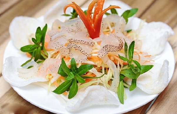 Gỏi sứa, món ngon độc đáo của vùng biển Hải Hòa.