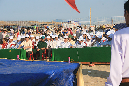 ​Đại biểu tham dự Lễ Khai trương Bãi tắm Thạch Hải 2013