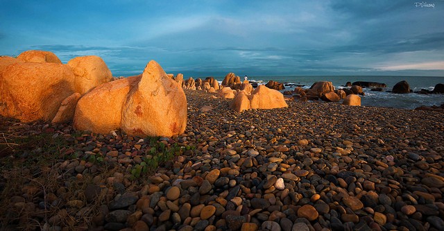 Điều hấp dẫn nhất ở bãi biển là những bãi đá lung linh sắc màu