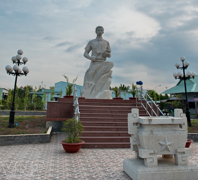 Tượng đài anh hùng Nguyễn Thái Bình đặt tại ấp Trị Yên, xã Tân Kim, là địa điểm tưởng nhớ một tri thức trẻ, một nhân vật tích cực trong phong trào phản chiến của người Việt ngay trên đất Mỹ.