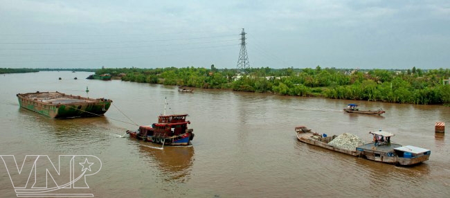 Sông Cần Giuộc luôn tấp nập thuyền ghe qua lại, là nơi cung cấp nước cho những ruộng lúa ở Cần Giuộc.