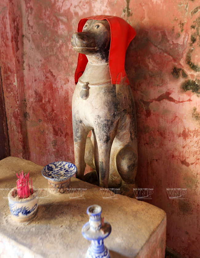 Hai đầu Chùa Cầu có tượng thú bằng gỗ đứng chầu, một đầu là tượng chó, đầu kia là tượng khỉ.