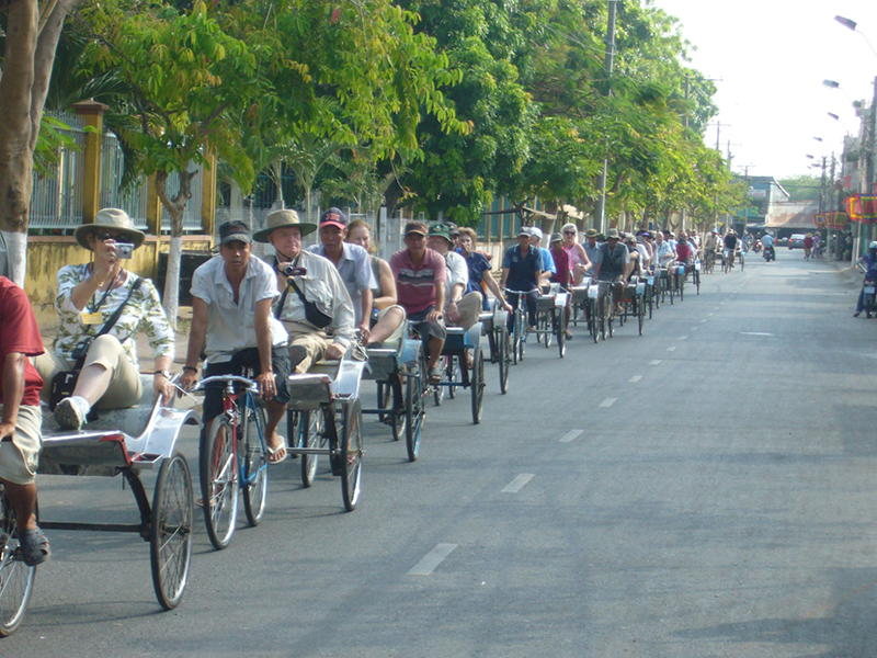Xe đạp lôi - một phương tiện du lịch độc đáo ở Châu Đốc