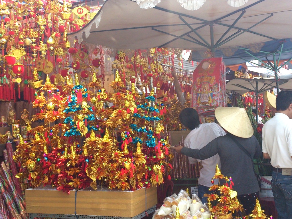Mua "Cây cành vàng lá ngọc" để lễ chùa