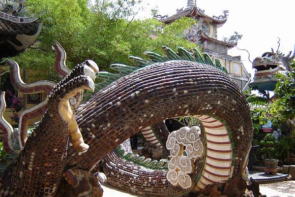 Tạc hình con rồng uốn lượn dài 49 mét quanh tượng đài Phật Di Lạc