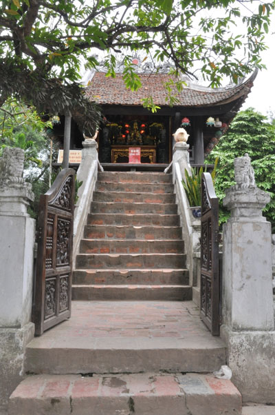 Từ sân lên sàn chùa để tụng kinh lễ bái, phải bước qua 13 bậc thang rộng 1,4m