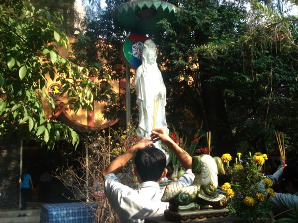 Tôn tượng Bồ Tát trước sân chùa