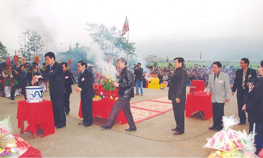 Lãnh đạo tỉnh, huyện dâng hương tại Lễ Khai hội Chùa Tiên.