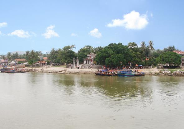 Đền Cờn nằm bên sông Hoàng Mai (Nghệ An)