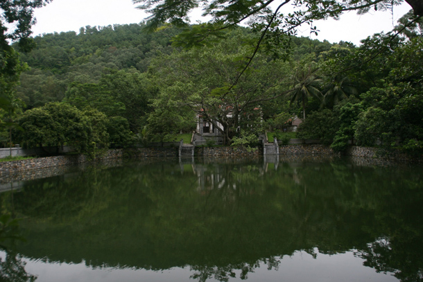 Hồ nước hình chữ nhật trong khuôn viên đền