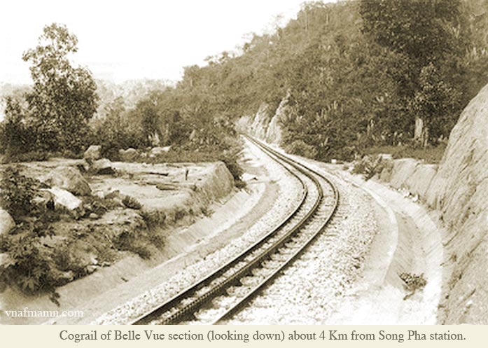 Một hướng đường sắt răng cưa được xây dựng đến năm 1917 trên đèo Ngoạn Mục