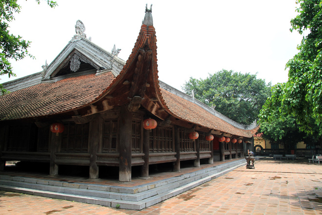 đình Báng có kiến trúc bề thế, hòa hợp với thiên nhiên Việt Nam