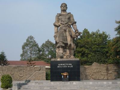 tượng đài vua Quang Trung