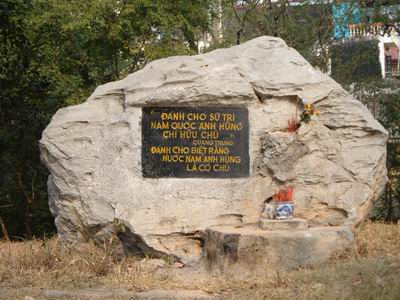 Bia đá có ghi lời hịch của vua Quang Trung trên đỉnh gò