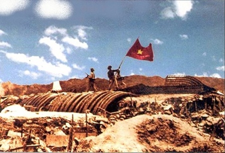 Ảnh tư liệu màu quý hiếm về Cờ đỏ sao vàng tung bay chiến thắng trên nắp hầm giặc Pháp ở Điện Biên Phủ, ngày 7/5/1954