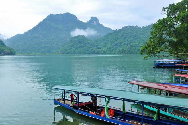 Hồ Ba Bể thuộc xã Nam Mẫu, huyện Ba Bể, tỉnh Bắc Kạn, cách Hà Nội khoảng 230 km, nằm trong Vườn quốc gia Ba Bể. Nơi đây đã được công nhận là khu du lịch quốc gia Việt Nam.