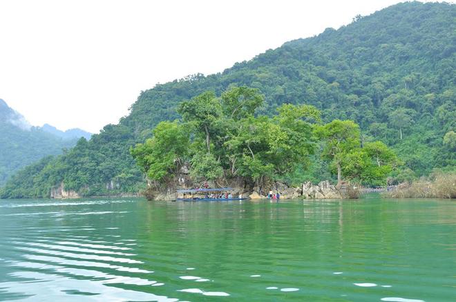 Người dân địa phương gọi Ba Bể là Slam Pé, nghĩa là ba hồ. Tên gọi xuất phát từ việc hồ là nơi tụ lưu của 3 nhánh sông Pé Lầm, Pé Lù và Pé Lèng.