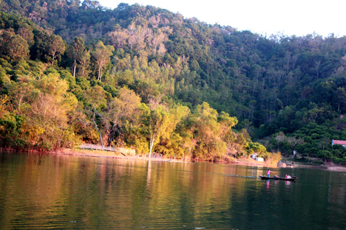 Bóng chiều tà có một không hai còn sót lại trên bản Đồng Mậm, hồ Cấm Sơn