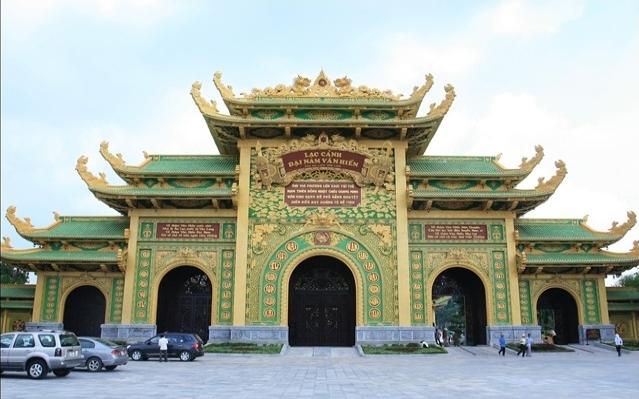 Khu đền thờ với diện tích 9 ha hiện nằm ở vị trí trung tâm của Lạc Cảnh Đại Nam.