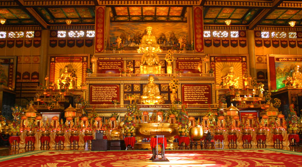 Toàn bộ tượng thờ trong Kim Điện và tượng đài các vị anh hùng của Việt Nam đều được dát vàng. Một khung cảnh bằng vàng lóng lánh.